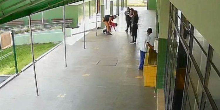 Conforme informações, a criança se engasgou com a comida durante o intervalo na escola (Foto: reprodução/câmeras de segurança)