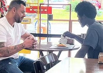 Gaúcho divide café da manhã com sem-teto e se emociona; ‘sentido da vida’