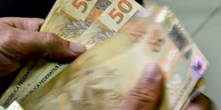 Abono salarial pode chegar a R$ 1.412 (Foto: Marcello Casal Jr/ Agência Brasil)