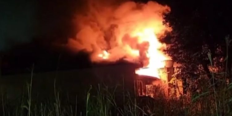 Chamas tomaram conta da casa (Foto: Reprodução/Redes Sociais/Marechal News)