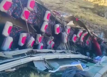 Ônibus derrapa, despenca de abismo e deixa 26 passageiros mortos