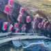 Ônibus derrapa, despenca de abismo e deixa 26 passageiros mortos