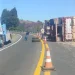 Norte Pioneiro: Carreta carregada com soja tomba na PR-092