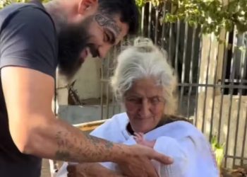 Homem leva recém-nascida para bisa conhecer e gera emoção; ‘coração quentinho’