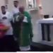 Homem invade missa para pedir ajuda após ser esfaqueado no pescoço; vídeo