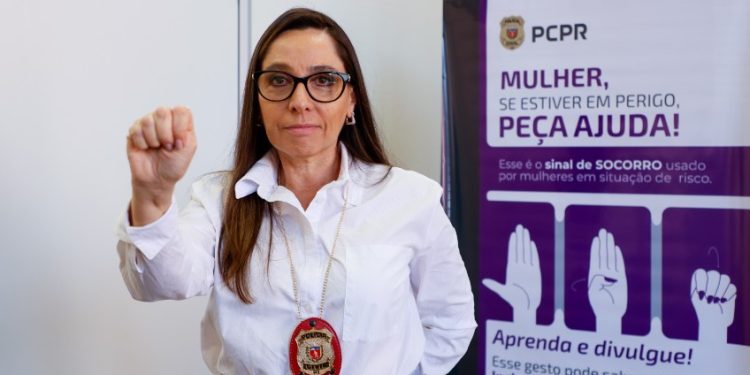 Delegada explica trabalho intenso e integrado do Paraná em defesa das mulheres - Chefe da Divisão de Polícia Especializada (DPE), delegada Luciana Novaes detalha como é o trabalho da Polícia Civil no combate à violência contra mulher e orienta as vítimas a como agir para prevenir e denunciar casos de agressões físicas e mentais
Foto: Gabriel Rosa/AEN