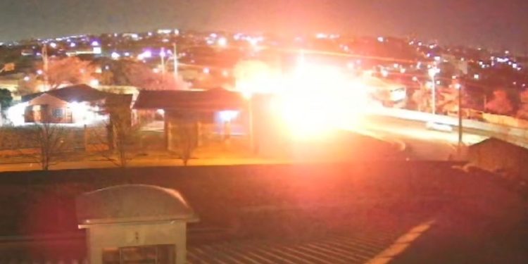 Carros ficaram totalmente queimados após o acidente (Foto; reprodução / câmera de segurança)