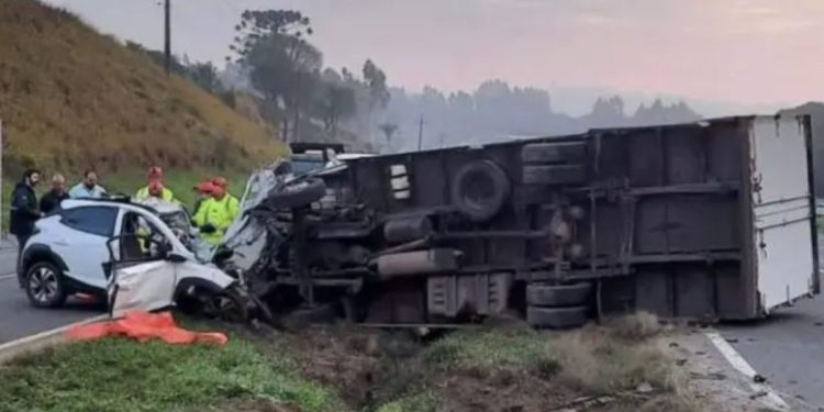 O motorista do carro e os passageiros morreram no local (Foto: divulgação/PRE)