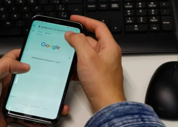 Seis em cada 10 escolas têm regras para uso do celular pelos alunos