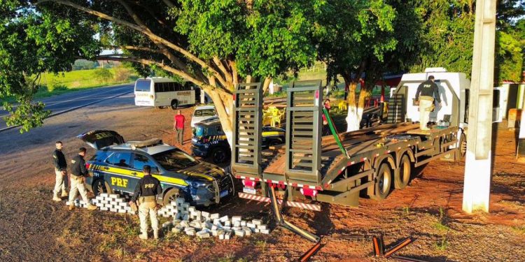 Muitas drogas são encontradas em locais inusitados, o que dificulta o trabalho dos policiais (Foto: PRF)