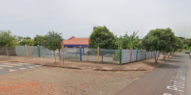 Foragido invade creche e causa pânico no Paraná (Foto: Google Sreet View)