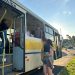 Paraná: Crianças caem de ônibus em movimento após acionamento de emergência