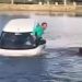 Aluno de autoescola confunde pedais e “estaciona” carro em lago; vídeo