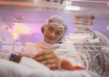 Saúde reforça importância de pais de bebês prematuros permanecerem na UTI