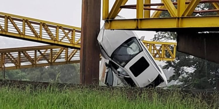 BMW fica ‘em pé’ após acidente em passarela na BR-376 (Foto: Colaboração)