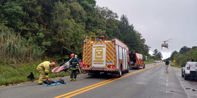 Um helicóptero foi acionado no local para ajudar no resgate das vítimas (Foto: PRF)