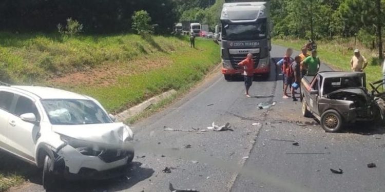 Acidente entre duas picapes na PR-160, no Paraná (Foto; Atento a Rede)
