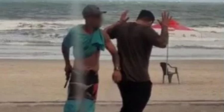 Um revólver 38 com 6 munições intactas foi apreendido (Foto: Reprodução/X)