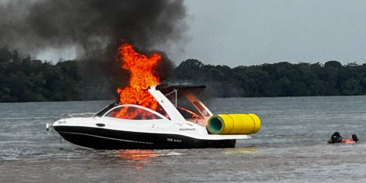 Incêndio em lancha aconteceu na tarde deste sábado (2) (Foto: Reprodução/ Redes Sociais)