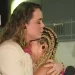 Repórter do SBT abraça ao vivo mulher que perdeu pai: ‘Antes de ser jornalista, sou um ser humano’; veja o vídeo