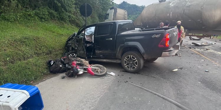 Duas pessoas sofreram ferimentos leves com as colisões. (Foto: Divulgação/Polícia Rodoviária Estadual)