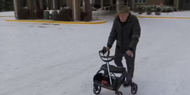 Nem mesmo as dificuldades motoras atrapalham Jack, um idoso de 100 anos que caminha cinco quarteirões diariamente para visitar a esposa amada, Stella numa casa de repouso no Canadá. - Foto: CBS News