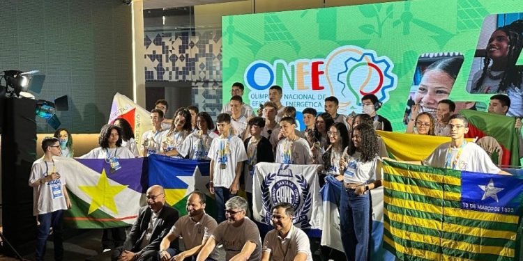 Alunos premiados na Olímpiada Nacional de Eficiência Energética 2024 em cerimônia realizada em Brasília (Divulgação/CPFL)