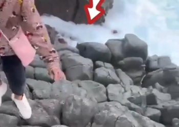 Jovem morre após ser arrastada por onda ao tirar foto em pedra “Assista o vídeo”