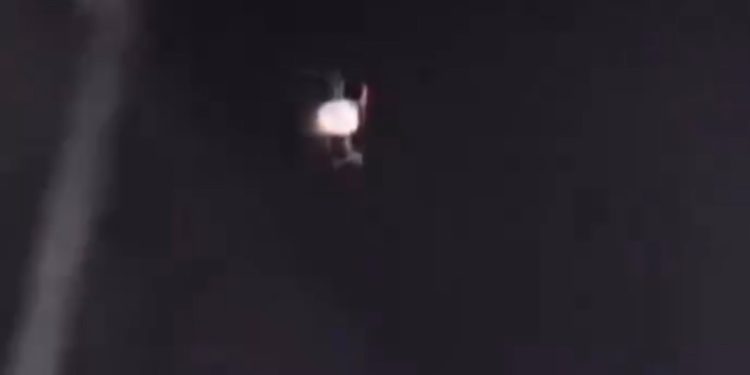 O show de drones tinha a temática natalina, formando várias figuras com luzes no céu. (Foto: Reprodução/@alechianeri/Instagram)