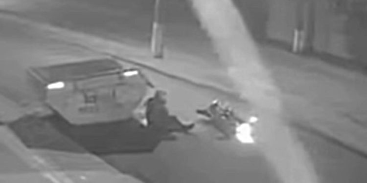 Motociclista foi socorrido em estado grave (Foto: Reprodução/Câmera de Segurança/)