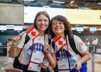 Emoção e expectativa: 500 alunos do Ganhando o Mundo embarcam para o Canadá