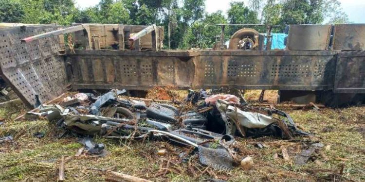 Carro é esmagado por caminhão tombado e vítimas só são encontradas no dia seguinte (Foto: BPRv)
