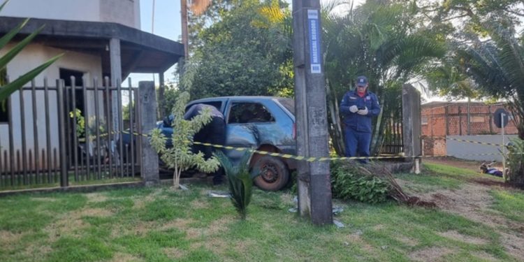 O condutor perdeu o controle do carro e bateu no muro de uma casa (Foto: Reprodução/Ta Sabendo Geral)