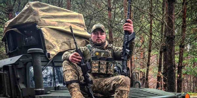 O jovem se volunatriou para lutar na Guerra da Ucrânia (Foto: reprodução/redes sociais)