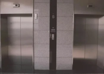 Casal cai em poço de elevador e homem morre após briga com esposa