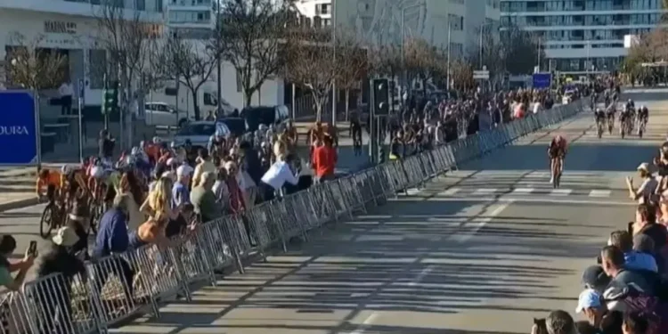 Ciclistas entram na reta do lado errado da pista enquanto Filippo Ganna se aproxima da vitória (Foto: Reprodução/Volta ao Algarve)
