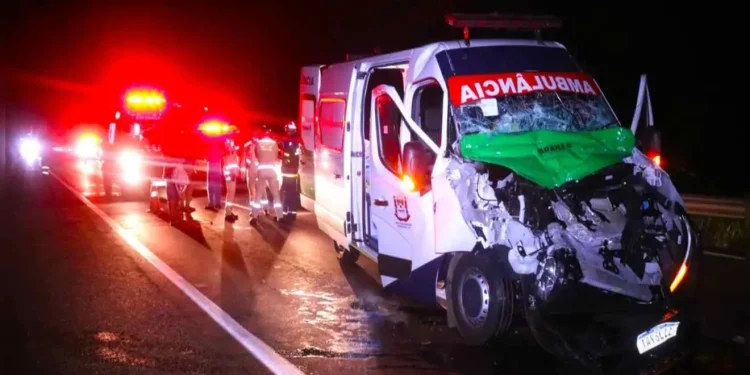 A ambulância, de Piraí do Sul, bateu contra a traseira do caminhão (Foto: Márcio Lopes/aRede)