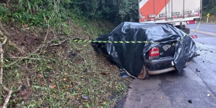 PRF aponta que carro com cinco jovens e uma bebê invadiu pista contrária e colidiu frontalmente com caminhão. (Foto: Jaime Antonio Klassen)