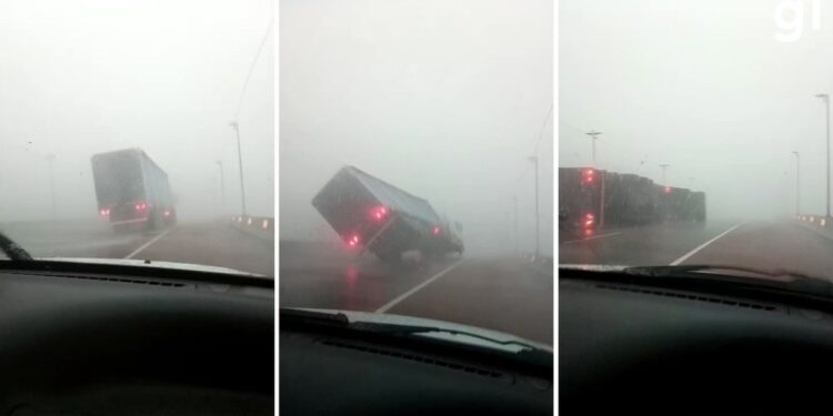 Caminhão tombou durante temporal em Porto Alegre — Foto: Reprodução/Redes sociais