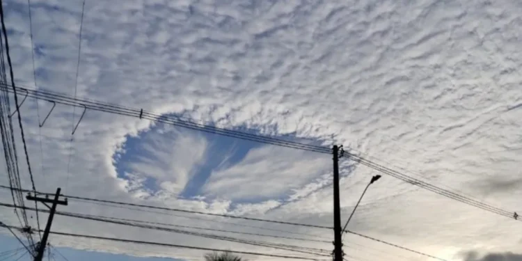 Foto viralizou nas redes sociais ao mostrar o desenho curioso da nuvem no céu (Foto: Reprodução/Facebook)