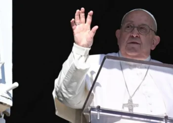 Papa Francisco está estável e com ventilação reduzida, diz Vaticano