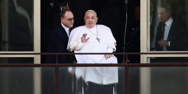 Papa seguirá com o tratamento no Vaticano nas próximas semanas (Foto: Reuters/Guglielmo Mangiapane)