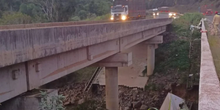 Caminhoneiro morreu após perdeu o controle em um trecho de curva e caiu em uma ribanceira, embaixo de uma ponte (Foto: PRF)