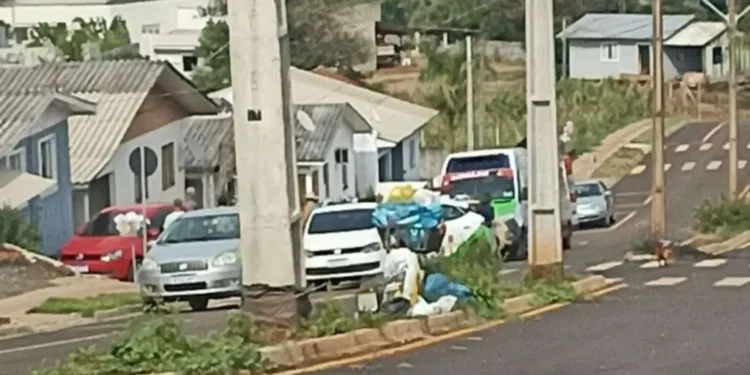 Criança foi encontrada com faca cravada no pescoço; pai fugiu após a confusão (Foto: Olhar Vivo Paraná)