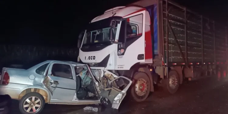 Frente do carro ficou totalmente destruída após a colisão (Foto: BPRv)