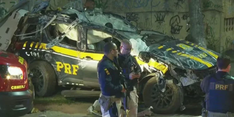 Policiais foram arremessados para fora da viatura (Foto: Reprodução/Redes sociais/PRF)