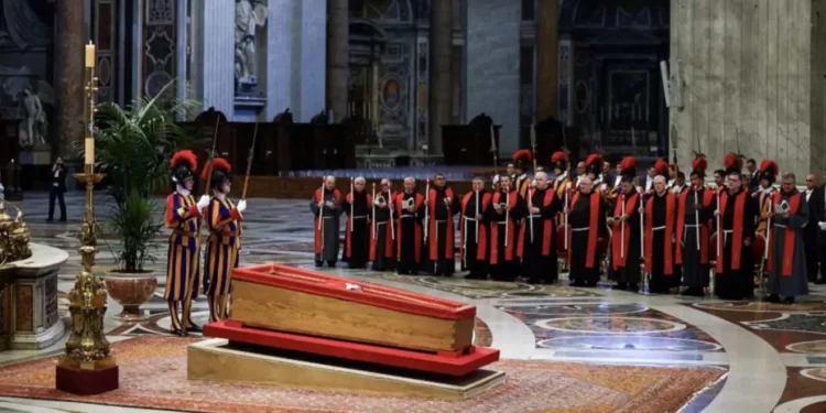 Velório do papa Francisco receberá visitas do público até sexta-feira (25) (Foto: REUTERS/ Yara Nardi)