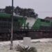 Paraná: Trem arrasta carreta, atinge carros e mata motociclista em acidente “Assista o vídeo”
