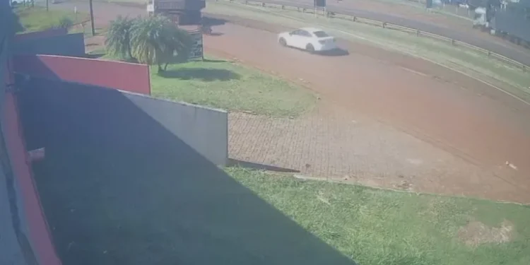 Motociclista ficou embaixo do rodado e morreu ainda no local. (Foto: Reprodução)