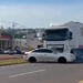 Carro é arrastado por caminhão em rodovia do Paraná e vídeo impressiona